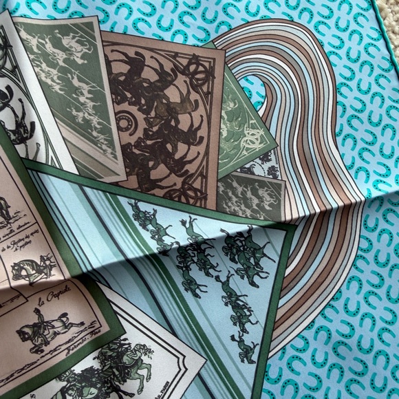 Hermès Silk Scarf with Equestrian Horse Shoe Print 90cm with Box! - Picture 6 of 8